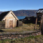 Tjodhilds kyrka, den första kristna kyrkan på den amerikanska kontinenten, stod här och finns numera uppförd som en replik. Qassiarsuk, Grönland.