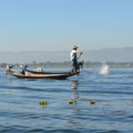 Muistan hyvin Inlen, Burman suurimman järven. Kalastajat seisovat veneissään jotta näkisivät paremmin, mitä pintavedessä piilee.