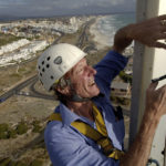 Ericssonveteranen Grant på väg upp till en GSM-antenn i Kapstaden, Sydafrika. Foto: Gerhard Jörén.