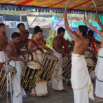 Ceremoniell musik som gjorde intryck, men jag minns för min själ inte namnet på orten. I Kerala, Indien, hände detta i alla fall.