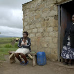 Mor och dotter fotograferade av Gerhard Jörén vid deras hem nära Mtobatoba, KwaZulu, Sydafrika.