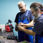 Veteranerna i verkstaden i Chemosvits fabrik i Lutsk, Ukraina, löser alla problem. Foto: Mikael Nybacka.