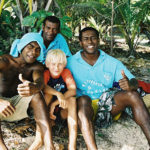 Mattias-poikani kolmen ystävän seurassa Malololailailla, yhdellä Fidžin saarista. Kuvaa käytettiin myöhemmin kansikuvana digikirjojen mainoskirjassa.