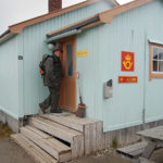 Nordligaste punkt med fast bosättning, i varje fall på Svalbard. Anders Häggblom, som besökte platsen också som forskare 1958, undrar om poststationen är öppen.