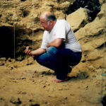 Denna neandertalgrotta precis vid Rhoneflodens strand besökte jag i sällskap med paleontologiprofessorn Alban Defleur och Eirik Granqvist, den senare på bilden. Att döma av matresterna hade neandertalarna här ägnat sig åt kannibalism.