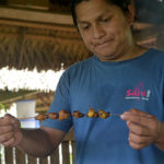 Läckerheter serverade på Sani Lodge tre timmars båtfärd nedåt Rio Napo från El Coca sett, i Ecuador i den del av Amazonas som anses ha störst biodiversitet.