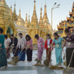 Kaikki on kultaa, mikä kimaltaa. Aivan uskomaton kaupunki Yangonin lähistöllä Burmassa. Kulta kimaltaa joka puolella. Siivouspartio työssään.