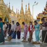 Allt är guld som glimmar. En helt osannolik stad nära Yangon, Burma, där allt glänser av guldbeläggning. Soppatrullen i arbete.