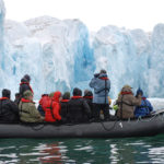 Närstudium av Monacoglaciären på västsidan av Svalbard.