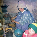 Matlagning på gång i en familj som under några dagar stod för login, några stenkast från Titicacasjön, Bolivia. Mycket enkelt och trevligt, men här blev jag för första och hittills enda gången under mina resor magsjuk.