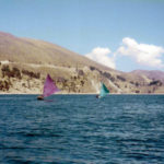 Mietiskelyyn sopiva järvi, 3812 metriä merenpinnan yläpuolella, pienet purjeveneet kulkevat hitaasti ohi.