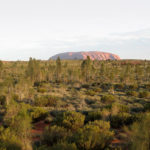 Aurinko laskee Ulurun yllä Australian sisämaassa. Paikka tunnetaan myös nimellä Ayers Rock. Aboriginaalien mukaan pyhä paikka, Unescon maailmanperintökohde.